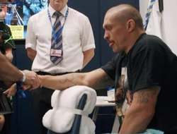 фото - Усик и Джошуа готовят кулаки к бою — видео из раздевалок