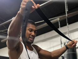 фото - Джошуа избил матрац. Видимо, это подготовка к реваншу с Уайтом — видео