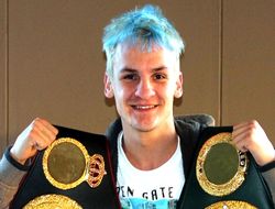 фото - Пёстрый Бадлер защитил титул, победив Хонко в ярком бою