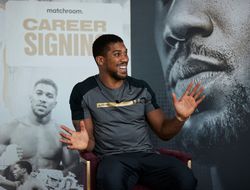 фото - У Джошуа была интрижка с женой Хана? Забавный ответ супертяжа