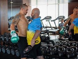 фото - «Да я сосиски видал крупнее, чем Усик» — папаша Фьюри снова угорает