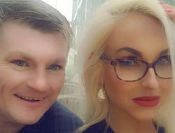 фото - Невероятно уменьшающийся Хэттон показал новую подругу: фото из паба, конечно