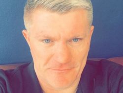 фото - Хэттон показал жуткое фото после операции на руке, болеет редкой хворью (18+) 