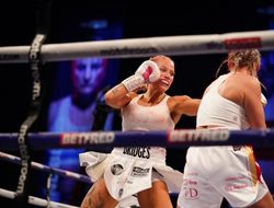 фото - Сексапильная Эбани Бриджес не сумела завоевать чемпионский титул