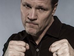 фото - Тренер: Ковалёв победит Уорда, только если поймает большим ударом