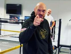 фото - Фьюри попрощался до мая: видео