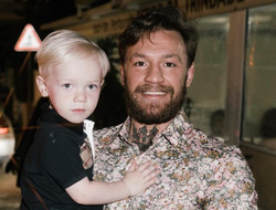 фото - Сехудо предложил преклонить колено Мэйуэзеру, из Беринчика выбили дурь, интервью менеджера Хабиба — соцсети