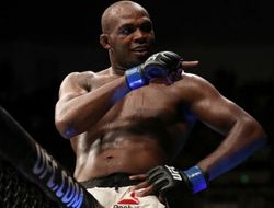 фото - Джону Джонсу разрешили драться: пока временно