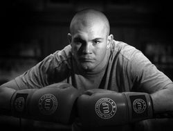 фото - Экс-чемпиону Джейми Муру прострелили ноги, он в госпитале