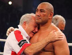 фото - Алекс Леапаи перенапряг шею «благодаря» гиганту Кожану