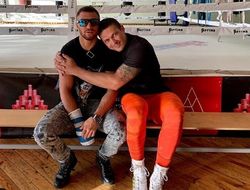 фото - Братья Кличко на украинском дерби, Ломаченко навестил Усика, Хабиб встретился с мишкой — соцсети