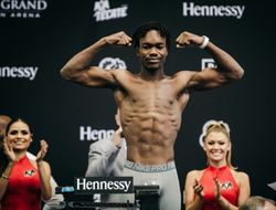 фото - Холифилд впервые победил решением, Маккин вырвал победу, Паро защитил титулы