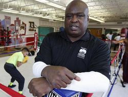 фото - Реванш 30 лет спустя? Бастер Даглас готов подраться с Майком Тайсоном