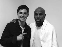 фото - Де Ла Хойя пишет письма Мэйуэзеру, боится, что тот хочет увести топ-проспекта