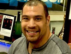 фото - Деррик Росси призывает Луиса Ортиса продемонстрировать размер «шаров» 