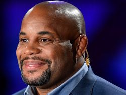 фото - Даниэль Кормье встал на защиту Исраэля Адесаньи