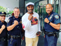 фото - Льюис в окружении полицейских, Фьюри в ринге с Фьюри, Теофимо показал мастерство на скакалке — соцсети 