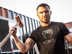 фото - Ломаченко нашли на рыбалке: рассказал о щуке, тортах и нелюбви к кино — видео