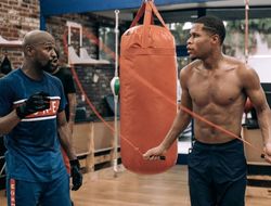 фото - Флойд Мэйуэзер ответил на критику: Что такое? Кого хочу, того и тренирую! 