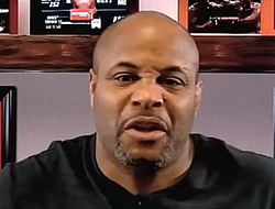 фото - Кормье против мгновенного реванша Махачев–Волкановски: объяснил почему