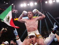 фото - Канело протестируют Бетербиев и Бивол. Усик слишком большой — экс-чемпион