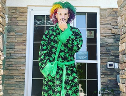 фото - Гассиев в святом месте, О'Мэлли курит медицинскую сигарету, милый зверёк Ванзант — соцсети 