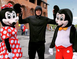 фото - Кэмпбелл о поражении от Ломаченко, Ковалёв о переломном моменте в бою с Ярдом, Фьюри кормит жирафа — соцсети