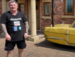 фото - Рикки Хэттон показал свою «хату» и яркий суперкар — видео