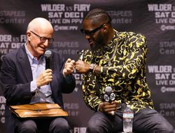 фото - Менеджер Уайлдера вспомнил Усика, грядёт реванш величайших, Ларе сватают Гарсию