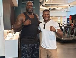 фото - Пижонский бокс Усика, Мэйуэзер в Токио, Энганну на фоне О'Нила — соцсети