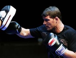 фото - Рикки Хэттон работает над боксёрской техникой Майкла Биспинга