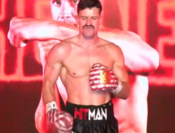 фото - Апсетище! Шоумен Хини влетел досрочно гейткиперу: видео