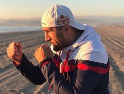 фото - Ковалёв на пляже, Гарсиа на тяжёлом мешке, Броунер в детстве — соцсети