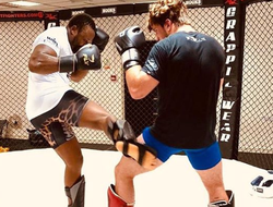 фото - Постол снова на подготовке в США, Броунер снял клип на свой сингл, Чисора спаррингует в клетке — соцсети 