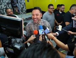 фото - Де ла Хойя опять говорит о возвращении в ринг, провоцирует Мэйуэзера