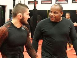 фото - Кормье назвал соперника для возвращения Хабиба Нурмагомедова