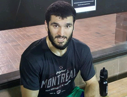 фото - Ломаченко о тонкостях дрифт-кара, Емельяненко выиграл спор на банку, Брэкхус вернулась в горы — соцсети