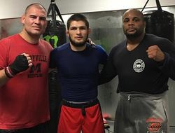 фото - Обзор соцсетей: «соперник-гибрид» для Фьюри, пироженки Чавеса и «пятёрочка» Емельяненко