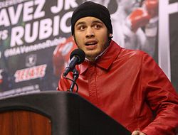 фото - Хулио Сесар Чавес-младший собирается драться в один день с Флойдом Мэйуэзером