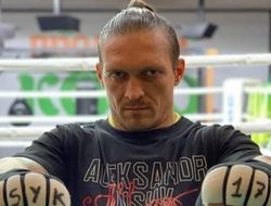 фото - Джошуа в опасности! Александр Усик уничтожает мешок в зале — видео