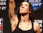 UFC 208: де Рандамье взяла титул в полулёгком весе, победив Холм