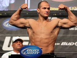 фото - Джуниор дос Сантос будет драться с Дерриком Льюисом — СМИ