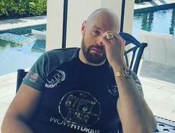 фото - Усика назвали «стероидным школяром», Джошуа — «бомжарой». Угадайте, кто