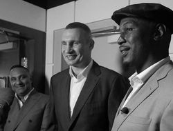 фото - Кличко встретился с Льюисом, Цзю проводил Тайсона, Мэйуэзер пиарит отбеливатель — соцсети