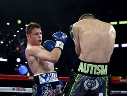 фото - Лучшие моменты боя Сауля Альвареса и Лиама Смита — видео от vRINGe.com