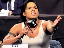 фото - Бой Крис Жустино и Аманды Нуньеш в разработке — Дэйна Уайт