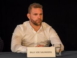 фото - Сондерс пошутил о COVID-19 — его тренера и победителя Суперсерии сняли с самолёта