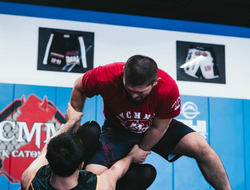 фото - Подтверждено! У Нурмагомедова огромные проблемы с налоговиками. У бойца отбирают имущество