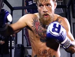 фото - Видео: Конор Макгрегор отрабатывает навыки бокса во дворе