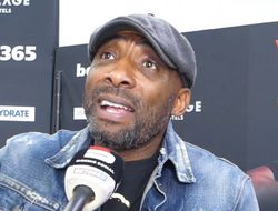 фото - «Усик — обычный левша!» Вызывающее мнение эксперта из Британии 